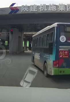 西安719路公交车随意闯红灯被举报 车队负责人被约谈
