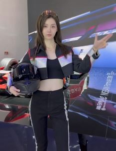 车模「张芮尔」分享北京车展上的酷飒造型 网友：这个才叫专业