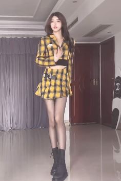 长腿小姐姐「保琳球有点胖」穿黑丝居家浅跳,身材好颜值佳谁不想娶回家