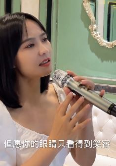 网红歌手「半根萝卜」走心翻唱歌曲《人间》  网友:有王菲的音质
