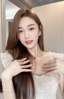 甜美小姐姐「墨言」化精致美妆分享居家好状态 网友:比好多明星都美