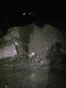 防疫卡口撤走土堆未清理 村民骑摩托车摔倒身亡