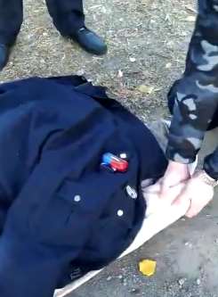哈尔滨一老人在寒风中晕倒,民警脱衣帮其御寒!