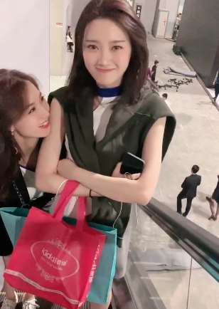 电梯上两个漂亮的小姐姐被拍的害羞了！