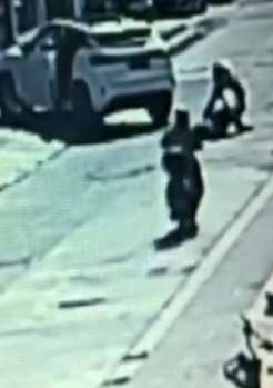 监拍：广东一男子驾车撞倒一行人后多次碾压 随后弃车逃逸