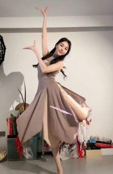 爱跳舞的小姐姐「杨小兔」居家跳傣版神话 网友：优雅大方