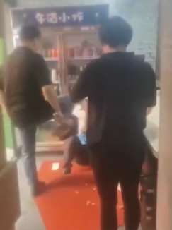 监拍外卖员因催单起冲突被店员暴打
