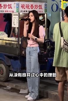 广州小姐姐「金钰晨」街头翻唱《海阔天空》，配文：一个北方人唱粤语歌真的太难了！