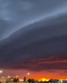 美国上空现巨型圆盘状陆架云似外星飞船