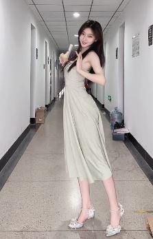 长腿小姐姐「小羊七七」穿漂亮长裙跳红昭愿舞蹈 网友:好撩人心哦