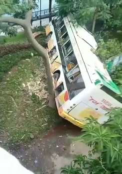 广州一公交车从高架桥坠落 系故障车送修途中脱勾掉桥