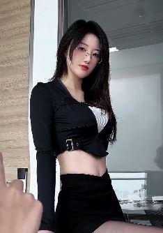 气质御姐「鲸鱼学姐」分享职场穿搭 配文：晚上来我办公室开会