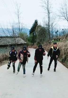 农村四个帅气小伙表演鬼步舞