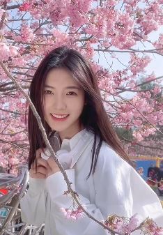 治愈系小姐姐「小橙允禾」樱花下分外动人 网友:有种初恋的感觉!