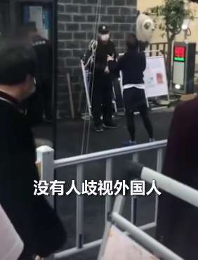 上海一女子搬家开车进小区被拒后自称是外国人