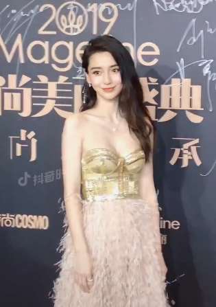 angelababy金属感抹胸长裙亮相cosmo时尚美丽盛典