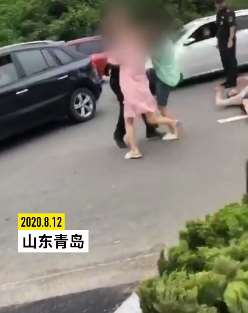 青岛一男子和三女子当街互殴 疑因停车起争执