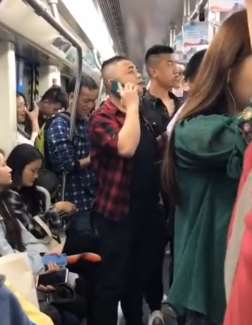 搞笑:小伙地铁上打电话,说完地铁上女生都不好意思笑了!