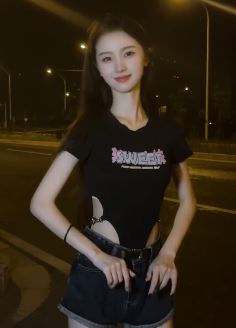 甜美小姐姐「兔白白」纯欲穿搭夜晚街头浅跳 网友:这感觉不错!