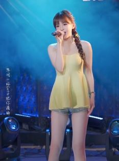 漂亮小姐姐「陈饼饼」翻唱伤感情歌《痴心绝对》,唱出了女生版的天花板!