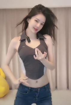 好看小姐姐「雨诺潇潇」居家浅跳,这身材也是没谁了!