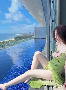 孙一宁发海边游玩视频 看完你就知道王校长为何这么喜欢她了!