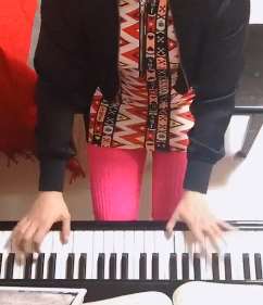 意大利美女钢琴演奏《下雨时你会想起谁》