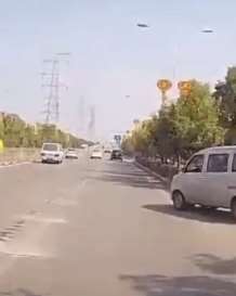 记住！开车时遇到前方突然出现的车辆，让速不让道！