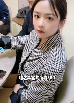 西安网红杨小萌搞笑视频:服务员你老盯着我干嘛?