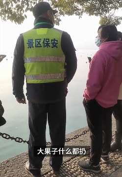 杭州西湖野生鸳鸯遭游客过度投喂撑死