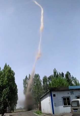 辽宁庄河现龙吸水，这奇观甚为罕见！