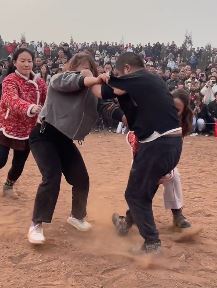 自由式摔跤表演3女战1男 大叔3秒被放倒压在地上