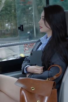 小姐姐「妮露娜」分享穿工作服日常上班vlog  配文:早高峰一点都不急