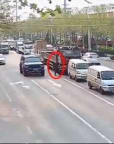 男子横穿马路被2车碾压 监控拍下整个过程