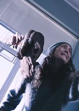 电影《异形魔怪2》解说：可怕的钻地兽把装满燃油的摩托车吃了被炸的粉碎！