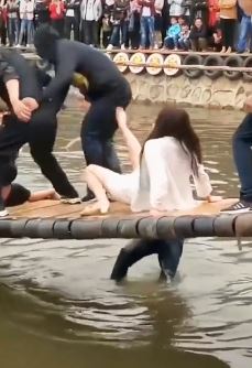 搞笑解压视频：网红桥摇摆桥真刺激 落水方式各不一