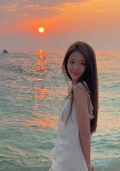 清纯小姐姐「目子」海边散步赏美景,网友:落日余晖配美人!