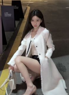 网红小姐姐「知知」时尚穿搭分享街头随拍 网友：秀色可餐