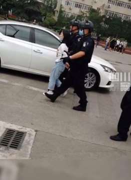 成都理工大学一女生毕业典礼上砍伤2室友