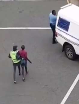 华人拍短视频讲述南非抗疫 街上警察和国防军持枪封锁