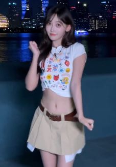 网红小姐姐「云小朵」夜晚户外浅跳,网友:我去买彩票去!中了刷年华!