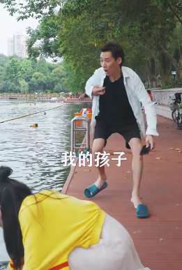 四川女孩在岸上喊我的"鞋子" 路过男子以为孩子落水跳下