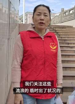 长沙一职校老师长期坚持为流浪者提供帮助