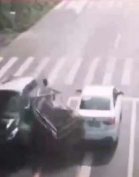 三轮车突然变道与对面汽车相撞，一睡间变了样！