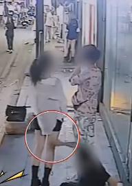 女生街头穿短裙遭咸猪手