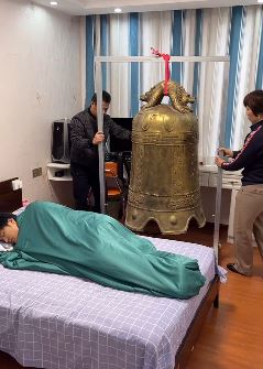「疯狂小杨哥」搞笑段子:老弟早上不起床,用"钟声"来响一响!