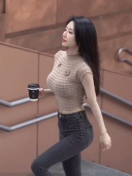 漂亮小姐姐「林初一」分享出街日常vlog,傲人身材着实迷人