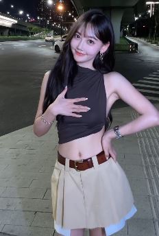 网红美女「云小朵」夜晚街头跳外星人街舞 网友:史上最靓的妞!