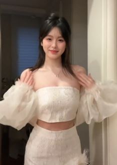 甜美小姐姐「哎呀小白菜」抹胸穿搭居家浅跳 网友:有点像唐嫣