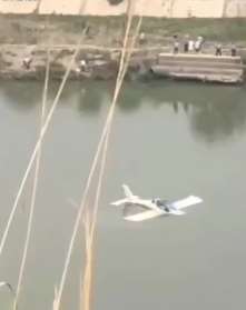 一架小型飞机因故障迫降沱江 目击者称降落前疑触碰到悬索